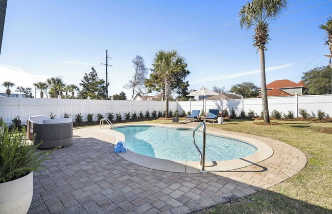 7bdr w/ Private Pool, Hot Tub, Fire Pit, Walk to Beach Tidal Wave by Avantstay - Foto 38