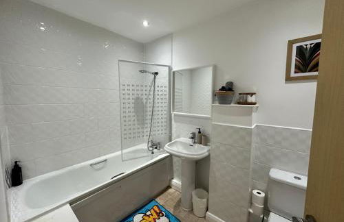City Getaway - 3BR Home Near Etihad & AO Arena - Sleeps 6 - Foto 20
