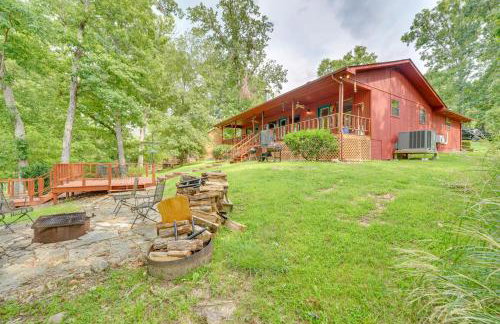 Flippin Home with Fire Pit Walk to White River! - Foto 23