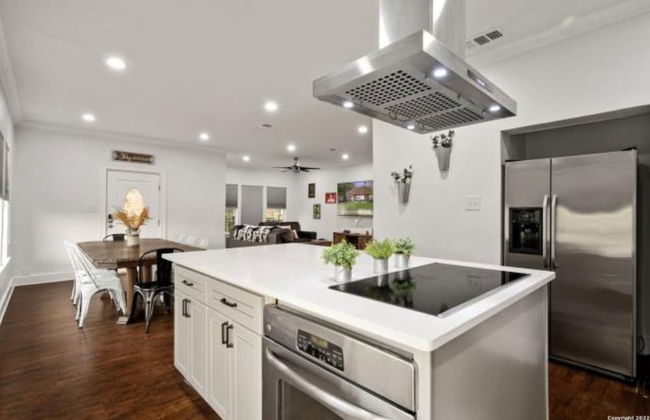 Experience Serenity in a 4br/3ba Downtown Home - Foto 8