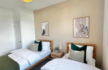 2 BR Flat - Short Lets & Serviced Accommodation Manchester with 2 Parking Spaces - Close to Hospitals - Foto 11