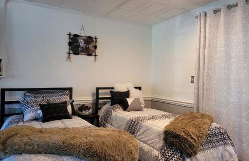 Firepit Games Grill Hot Tub Arcade & King Bed - Photo 7