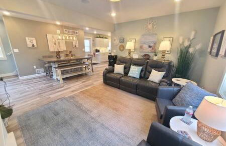 Stunning Lake Home w arcade and huge deck - Foto 29