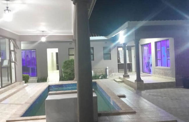 Modernly Furnished Standard Room With Queen bed - 2220 - Foto 9