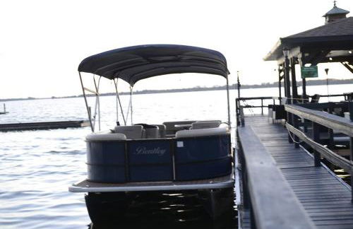 Lakefront Duplex with Pontoon Boat 2 Bedroom Home - Foto 8
