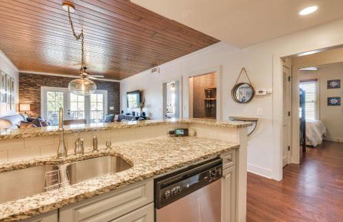 Balcony and Community Perks Lake Martin Condo! - Foto 7