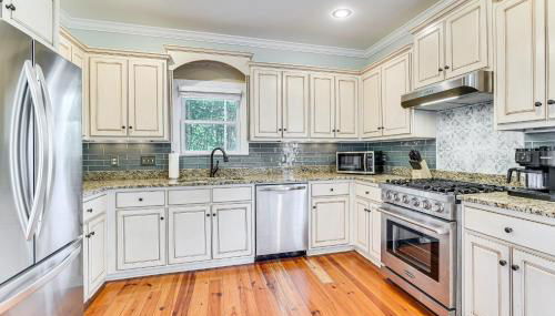 Summerville Historic Bungalow with Hot Tub - Foto 3