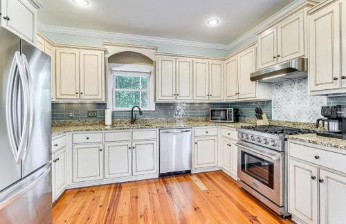 Summerville Historic Bungalow with Hot Tub - Foto 3