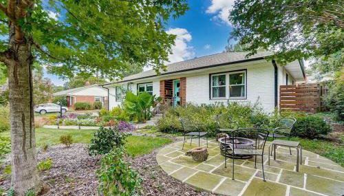 Poolside Bungalow with Fire Pit Fun and King Suite - Foto 2