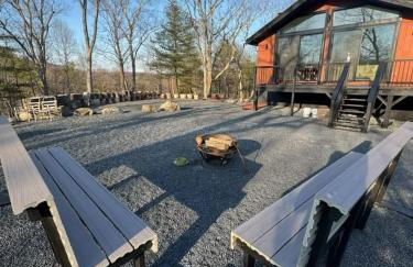 Modern Retreat Poconos 3BR Fire Pit Skiing - Foto 15