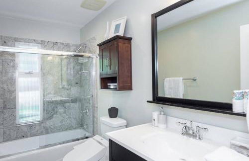 Beach Resort Home with Ocean Views Jacuzzi & Sauna! - Foto 23