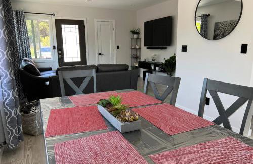 Cheerful house with EV, Parking & backyard - Foto 36