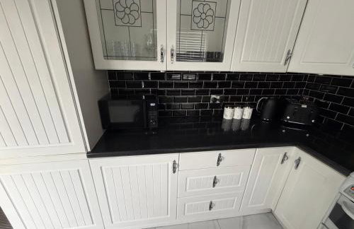 Spacious Modern 3 Bed Home Near Batley Train Station with Free Parking - Foto 20