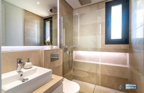 Remarkable 5-BDRM Villa - Heated POOL & GYM - Photo 33