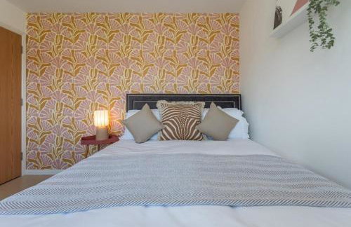 #30 Cozy & Stylish Studio Retreat - Near Odds Farm Park - Sleeps 2 - Perfect for business travelers and Couples - Free parking - Foto 1