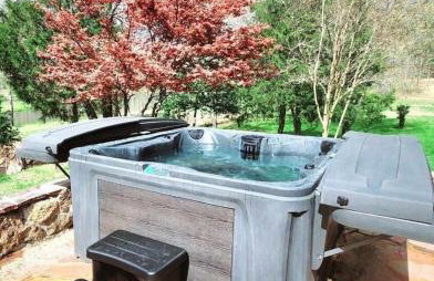 Deluxe log cabin! Pet and motorcycle friendly - enjoy nature with family and friends! 3 Bedroom Cabin by RedAwning - Foto 60