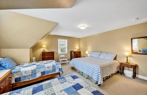 Stay 1 Block from Ocean at 7-Bed Retreat with Yard, Deck and Game Room, Host Up to 22 Across 16 Beds, Gas Fireplace, Gas Grill, Ample Parking, Walk to Menauhant Beach, Perfect for Family Getaway, 24 Hr Hospitality - Foto 15