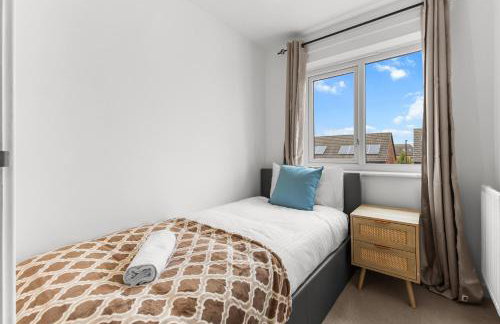 3 Bedroom house with 5 beds and Parking 18LW - Photo 5