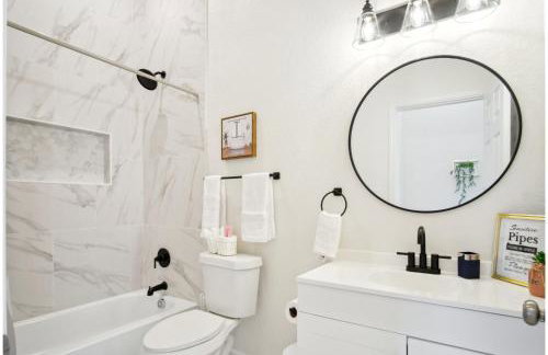 Skyline Retreat 3BR-3BA w Stunning Views Near DT - Foto 23