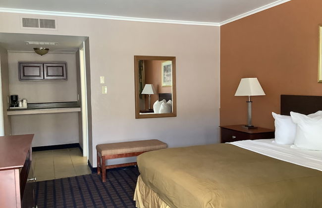 Silver Spur Vintage Inn & Suites - Photo 13