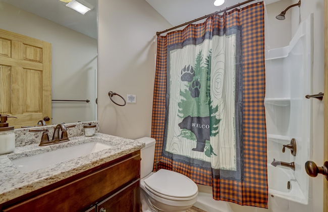 Over the Top Lodge by Avantstay Hot Tub, Shared Pool, Beach/lake Access - Foto 25