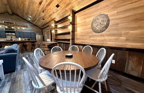 Cozy Wood-Interior Lodge with Screened Patio, Fire-Pit Table, Grill & Fast WiFi in Goreville, Illinois - Photo 19