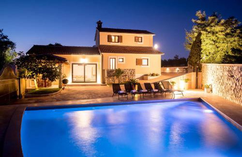 Gorgeous Pool Villa with a fenced garden - Photo 2