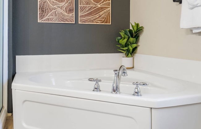 T Time Getaway - Overlooking Golf Views! - Photo 19