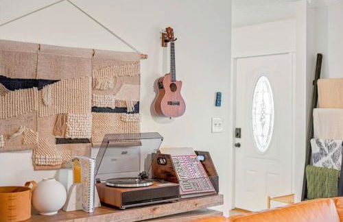 Boho Haven Hideaway - Walk to Pool,Theater,Arcades, Firepit, Lake Access - Foto 23