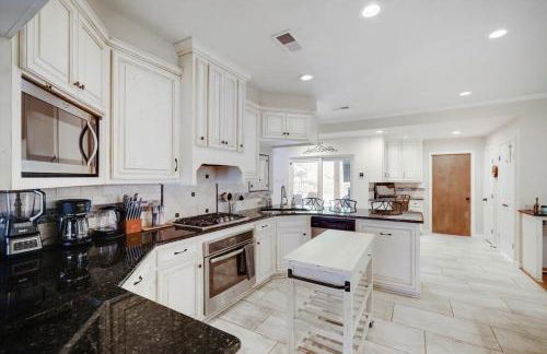 Highland Village - 4BR w Backyard Pool Oasis - Foto 12