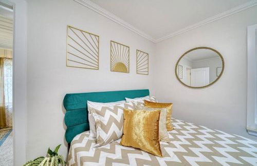 Beautiful Modern home with all year use HOT TUB, Pool table, Game room, & Propane fire pit!! - Foto 44