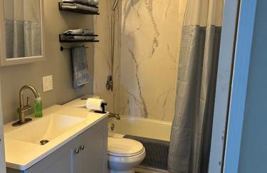 Charming Cottage with fenced yard in convenient location - Foto 2