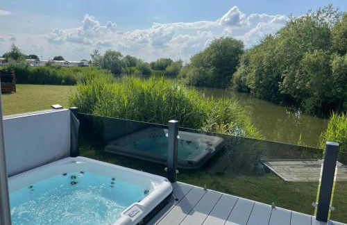 Indulgence Lakeside Lodge i3 with hot tub, private fishing peg situated at Tattershall Lakes Country Park - Foto 6