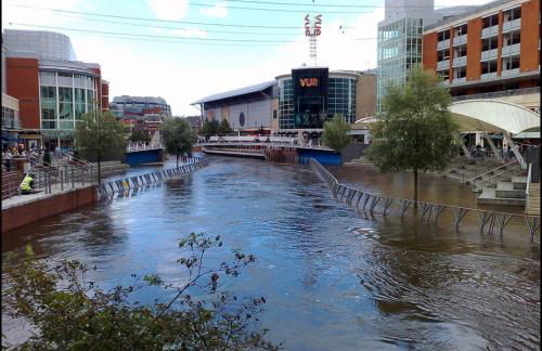 Cheerful 3 Bedroom 2 Bathroom Bungalow by CozyNest - Photo 26