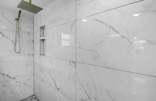 Chic & modern canal-front retreat with private pool - Azure Tides - Photo 33