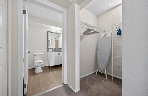 Newport 1 BR w Work Setup by Anyplace - 11747 - Foto 24