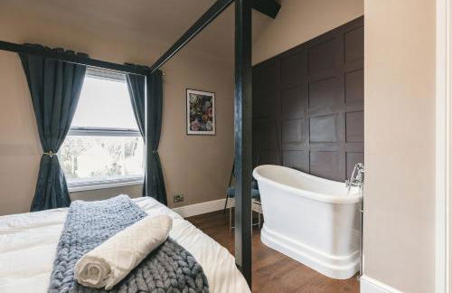 Large 7 Bedroom House for Families and Work Crews Hot Tub Parking Wi-Fi sleeps 17 - Foto 25