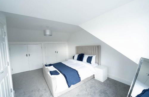 Entire Modern Home with Private Parking for 6/8 Persons - Photo 32