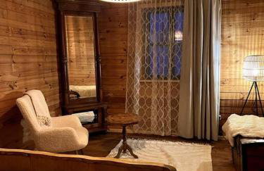 Drewniana chata nad stawem - Foto 1