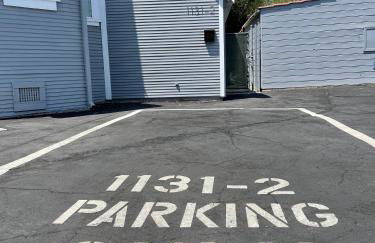 Brand New Guest Suite + Full Kitchen + Parking - Foto 17