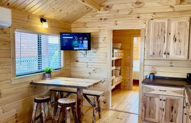 1 Bedroom Log Cabin on Lake James-Private Resort Amenities - Foto 3