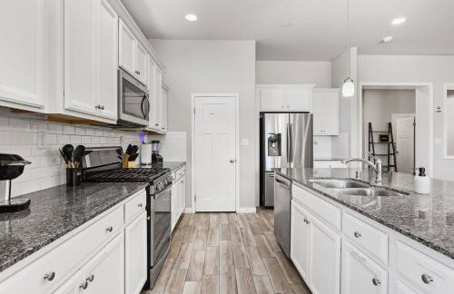 Spacious Home with Private Pool - Photo 58