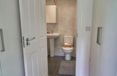 Modern Two Bedroom Wokingham Apartment, En Suite, Free WiFi, On Site Parking, Sleeps 4 - Foto 16