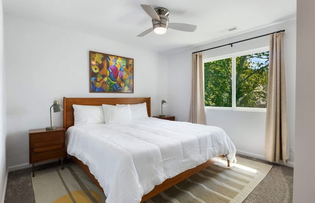 Luxury Waterfront Lakehouse With Private Dock Views - Photo 13