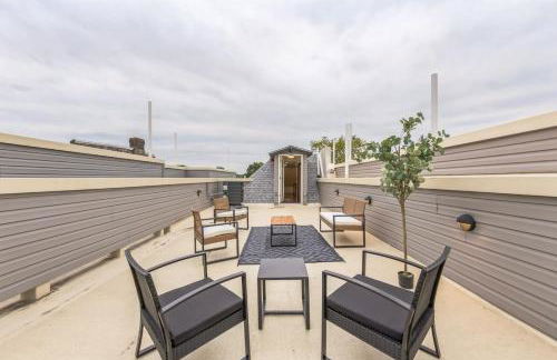 Bi-Level 2BR w Rooftop - Sleeps 12 - 10 min to DT - Foto 19