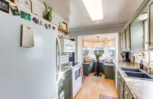 Updated and Charming! Waterloo Home with Patio - Foto 15