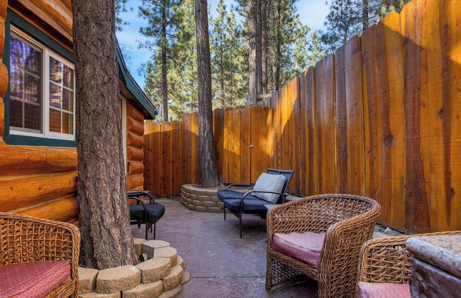 Pinetree Place by Avantstay Group Cabin w/ Hot Tub Minutes to the Lake - Photo 98
