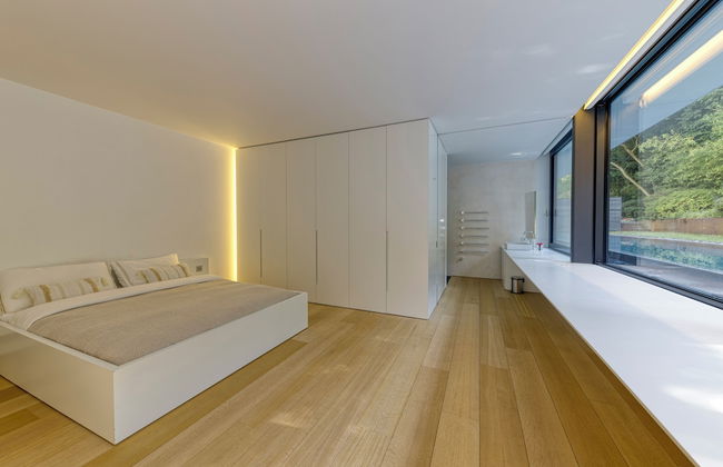 The Glass Manor - Photo 3