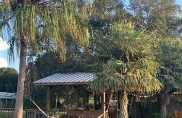 Tropical getaway Pool and tiki bar - Photo 20