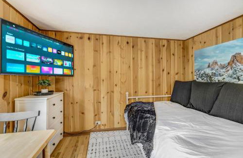 Pikes Peak Stone Cottage - Hot Tub & Game Room - Foto 7